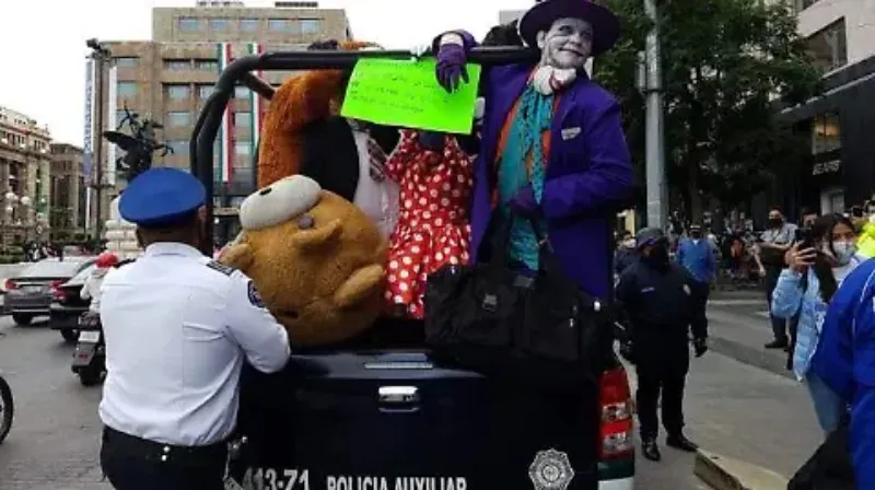 Para no ser multados, los botargeros o personas disfrazadas deberán pagar 478 pesos / Redes Sociales