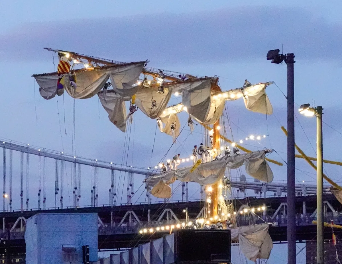 El accidente dejó dos tripulantes muertos al caer de los mástil / Redes Sociales