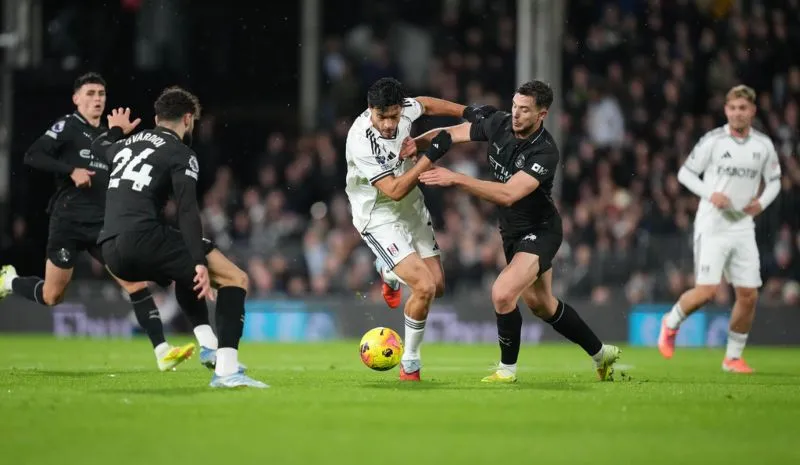 Raúl Jiménez en partido con Fulham