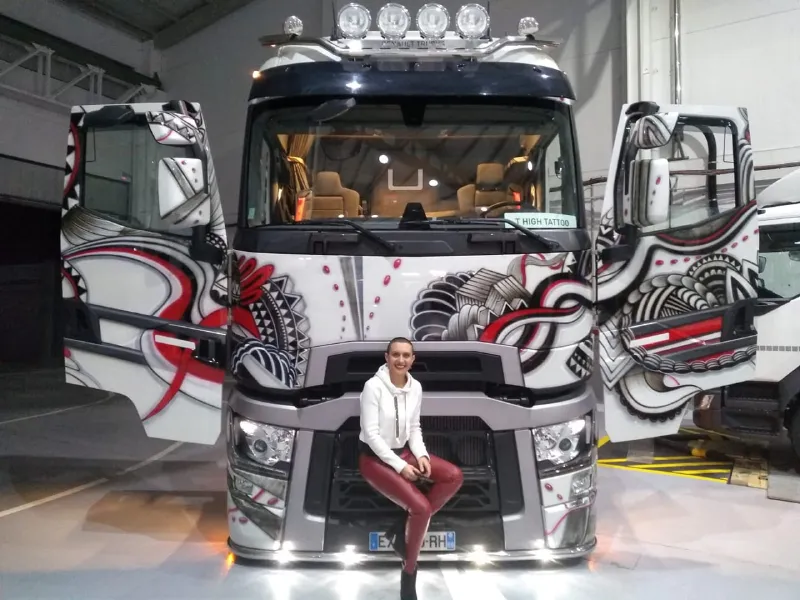 Coco Trucker Girl le quitó lo machista al manejo de camiones / FB: @coco.truck.3