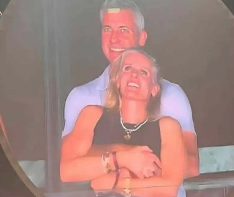 La pareja se hizo viral por su manera de esconderse ante la Kiss Cam de Coldplay / Redes Sociales