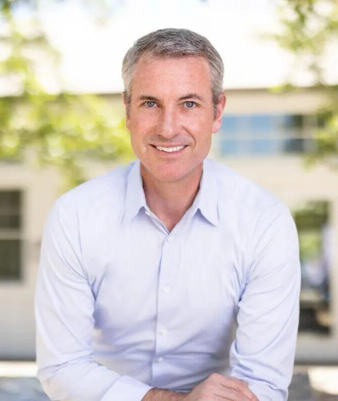 El CEO de Astronomer, Andy Byron, tuvo que renunciar a su cargo por el escándalo / Redes Sociales