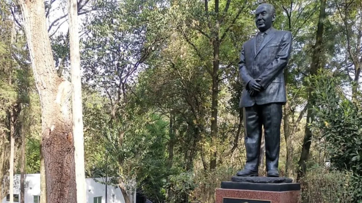 La escultura de Felipe Calderón estaba en la Calzada de los Presidentes / Redes Sociales