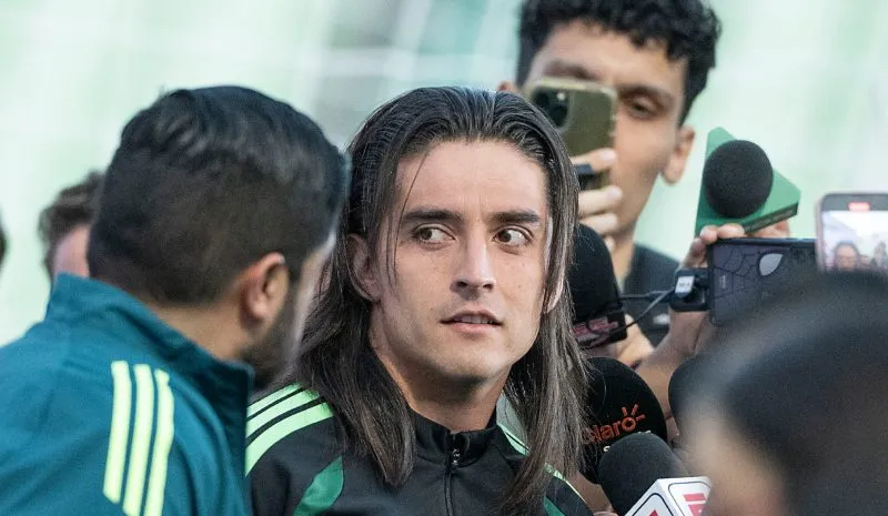 Acevedo atiende a la prensa