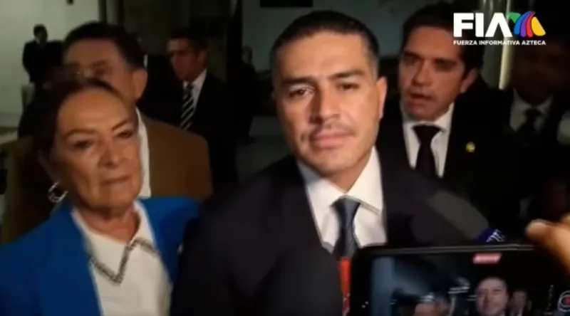 El secretario fue abordado por los medios antes de su comparecencia / Redes Sociales