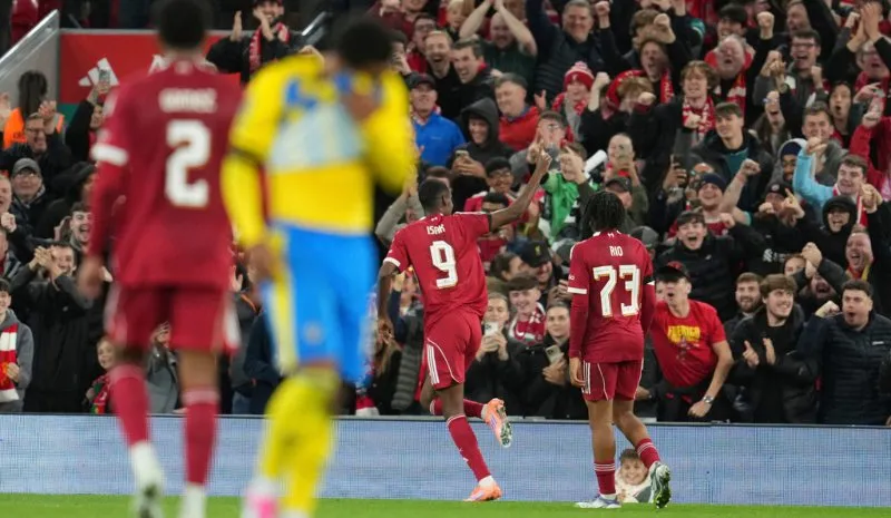 Isak celebra gol con Liverpool