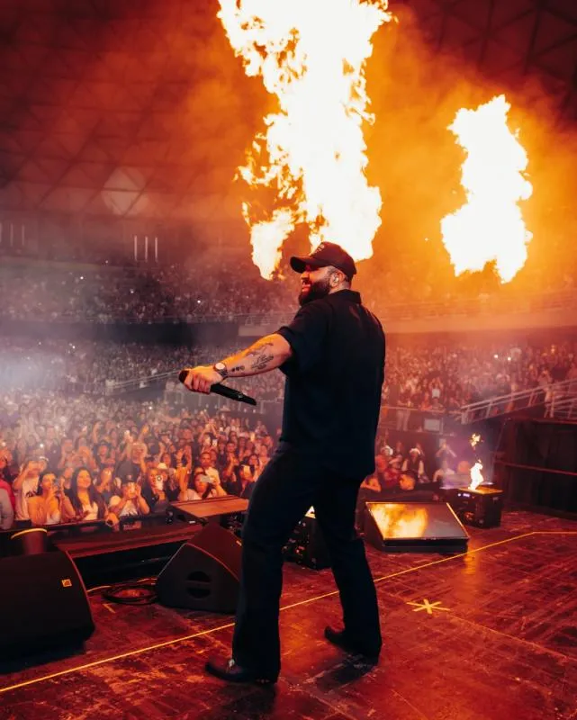 Carín León logró mil millones de reproducciones en Spotify /