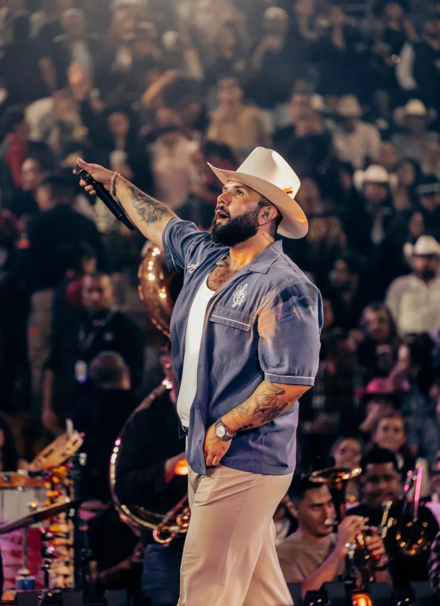 Carín León sigue rompiendo fronteras y colocando en alto a México / FB: @Carinleonoficial