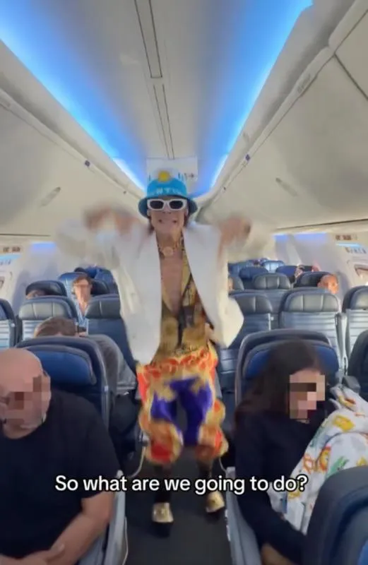 El video lo subieron a sus redes sociales después de la retención del FBI / Redes Sociales