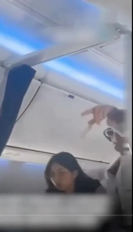 La azafata terminó enojada porque no le hicieron caso / Redes Sociales