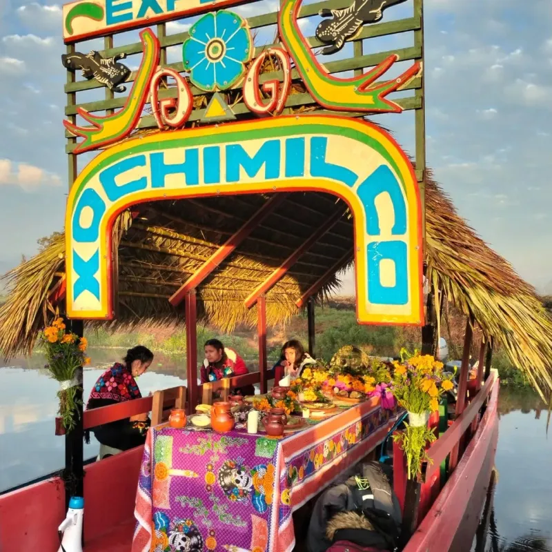 Los recorridos son únicos rodeados de mucho misticismo / FB: @exploraxochimilcoenkayak