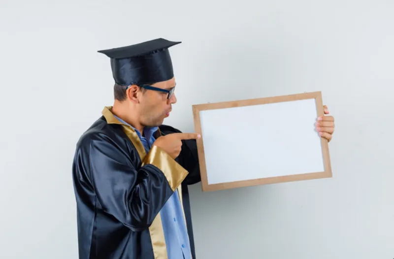 La SEP ha revisado más de 7 millones de documentos / FREEPIK