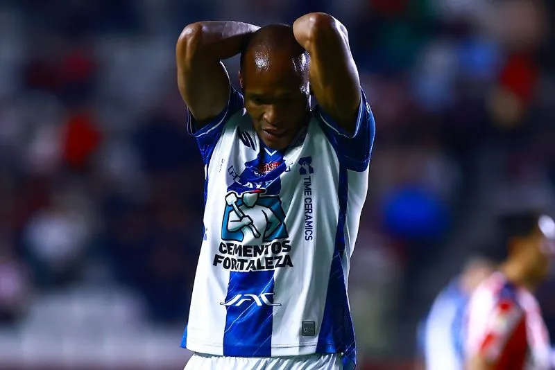 Quiñones estuvo cerca de dejar a su equipo con uno menos | MEXSPORT