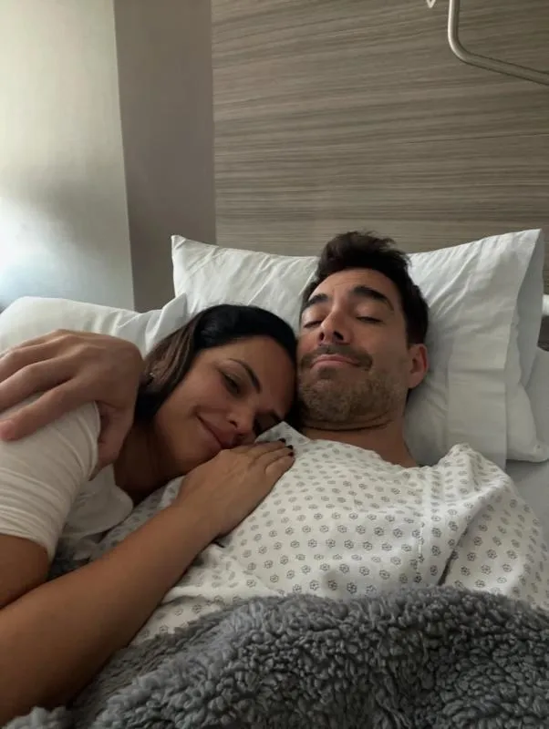 La rodilla fue la causa por la que terminó en el quirófano / IG: @omarchaparro