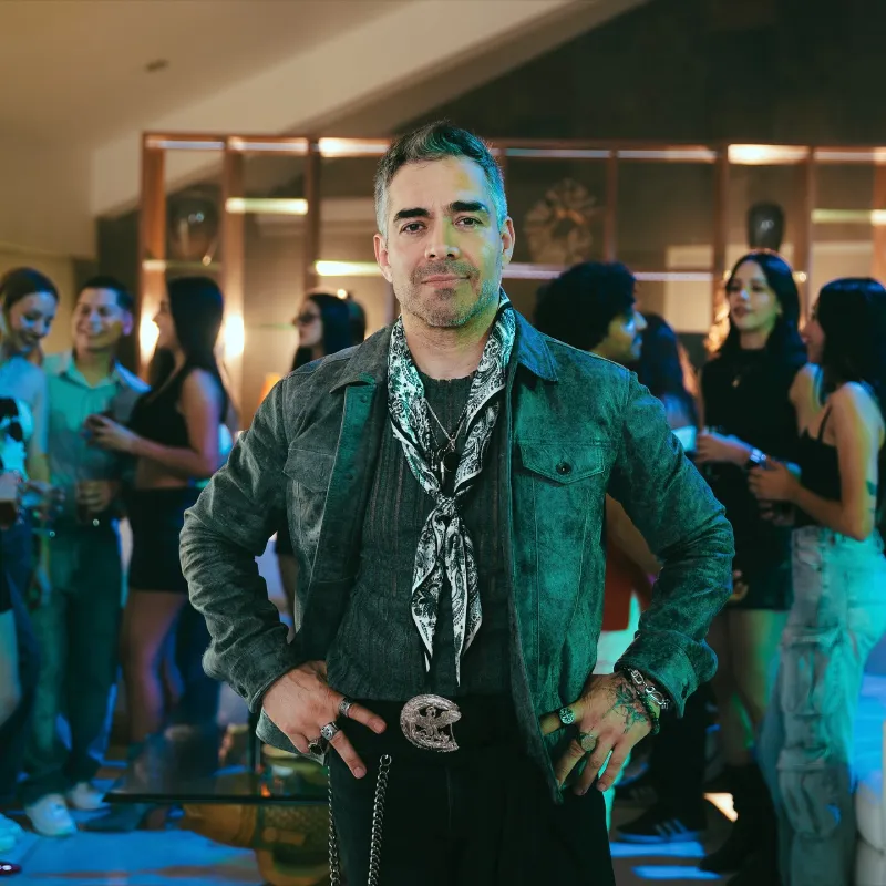 El conductor no dio más detalles de su accidente en el cine / IG: @omarchaparro