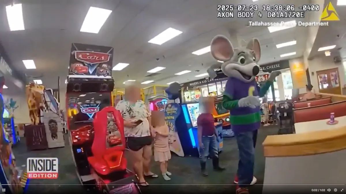 Chuck E. Cheese se puso nervioso al ver a la policía / Redes Sociales