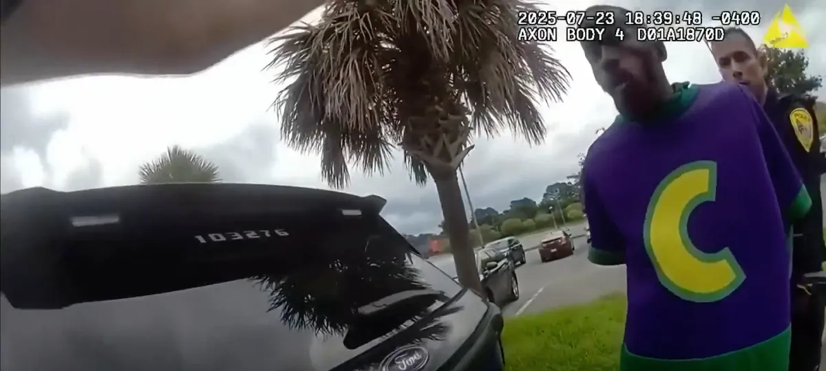 El hombre bajo la botarga se había robado un tarjeta de crédito / Redes Sociales