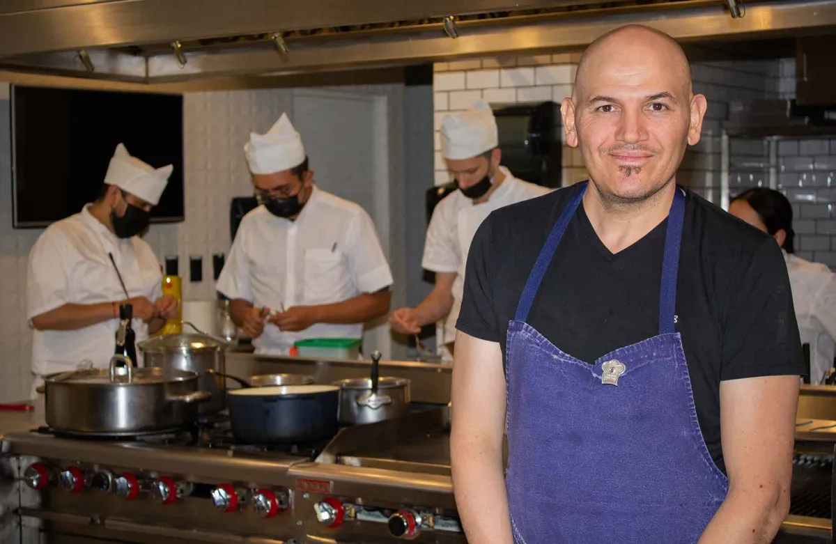 Lalo empezó lavando platos y ahora tiene su propio restaurante / Redes Sociales
