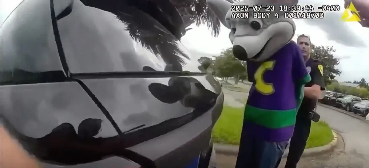 El ratón fue sacado del restaurante de niños para ser arrestado / Redes Sociales