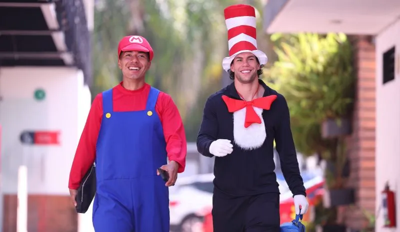 Aguirre y Cowell con disfraz