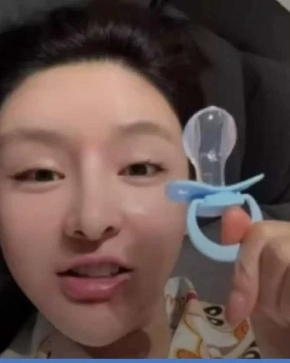 En China, varias personas están usando los chupones de los niños / Redes Sociales