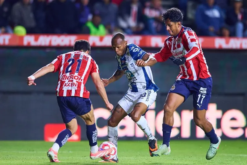 Quiñones estuvo cerca de dejar a su equipo con uno menos | MEXSPORT