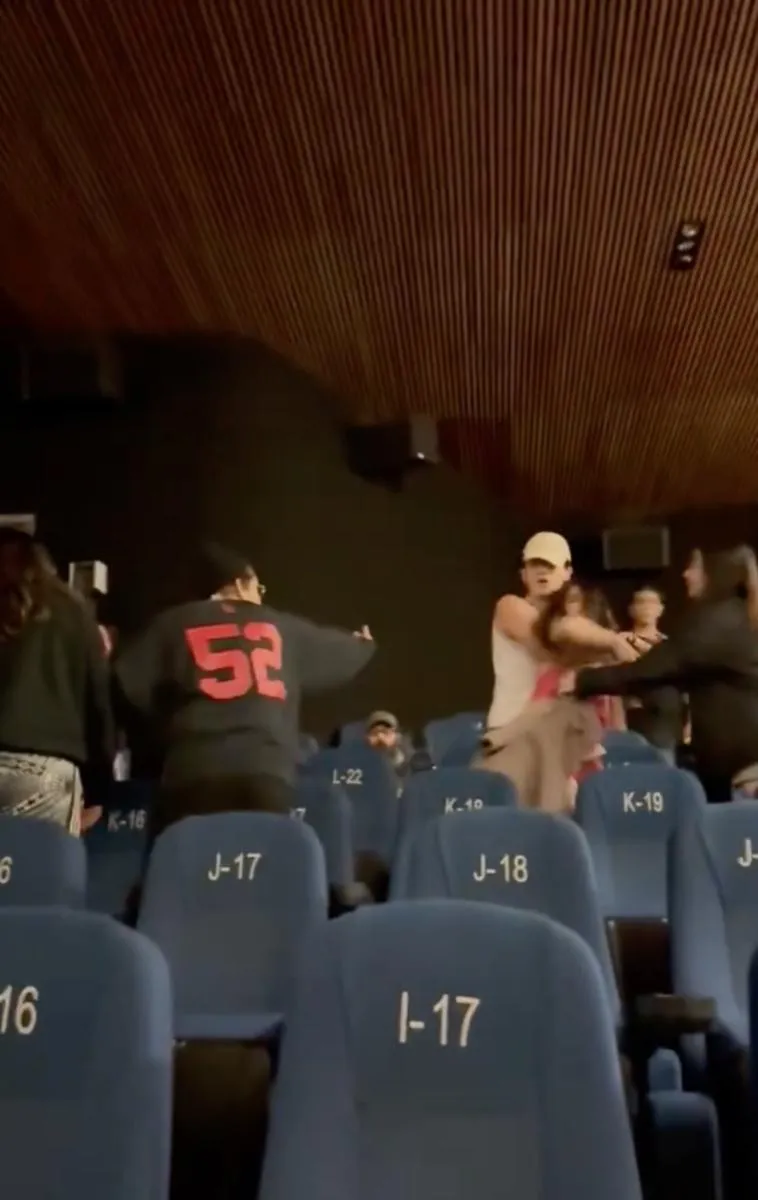 La mujer platicadora estaba fuera de control / Redes Sociales