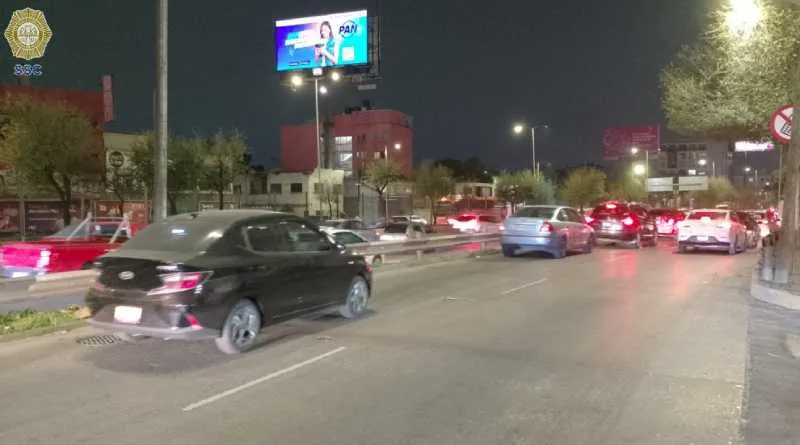 Los vehículos con engomado rojo, placas 3 y 4, y holograma 1 y 2, no circulan / FB: @orientadorvial