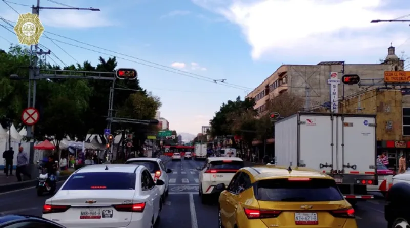 Los vehículos con engomado rojo, placas 3 y 4, y holograma 1 y 2, no circulan / FB: @orientadorvial