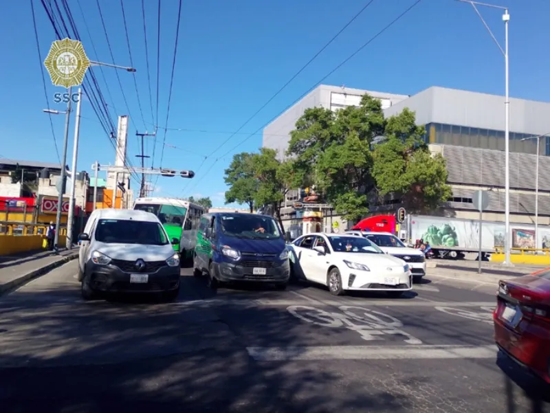 Los vehículos con engomado rojo, placas 3 y 4, y holograma 1 y 2, no circulan / FB: @orientadorvial