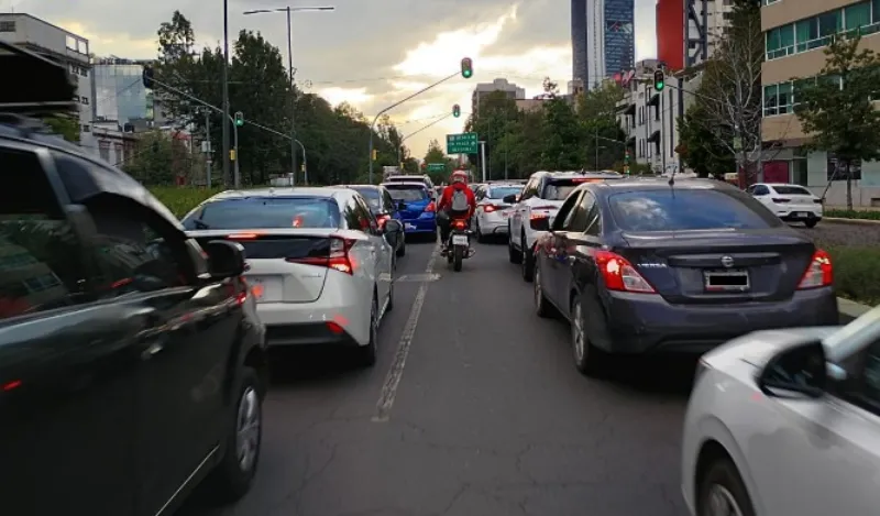 Los automóviles que SÍ circulan son los eléctricos y placas 0 y 00 / FB: @orientadorvial