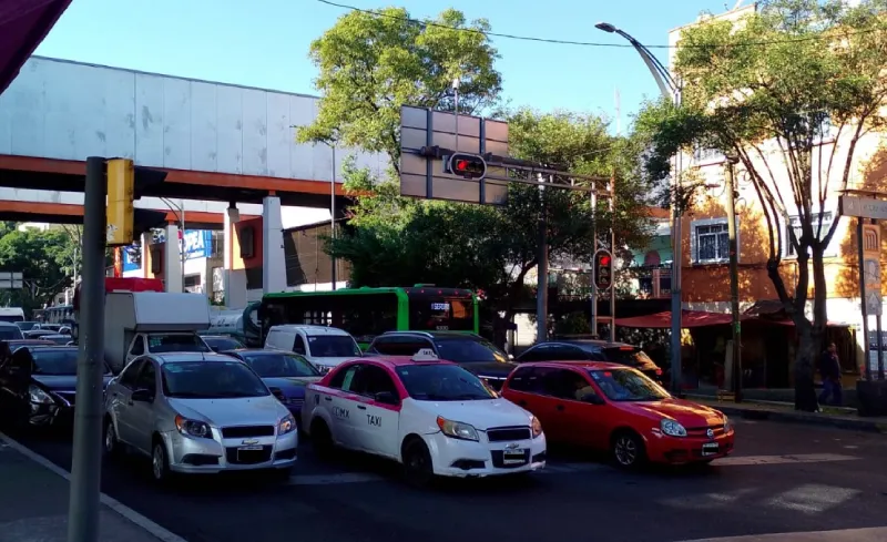 Los automóviles que SÍ circulan son los eléctricos y placas 0 y 00 / FB: @orientadorvial