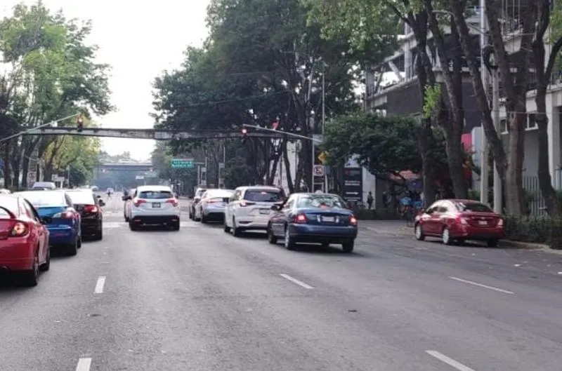 Los vehículos con engomado rojo, placas 3 y 4, y holograma 1 y 2, no circulan / FB: @orientadorvial