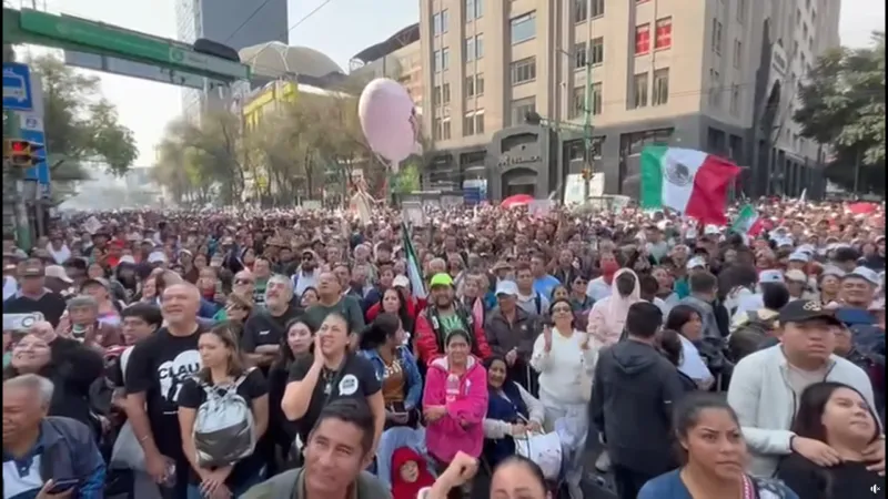 Mucha gente no alcanzó a llegar a la plancha del Zócalo / Especial
