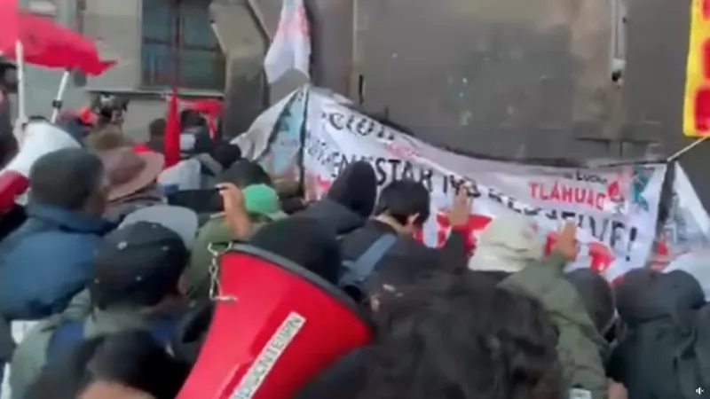 Los integrantes de la CNTE empezaron a golpear las vallas / Redes Sociales