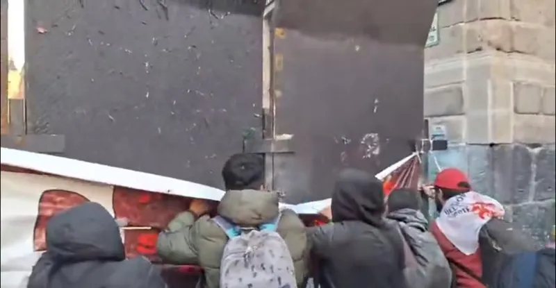 La policía resistió las primeras protestas de los maestros de los estados / Redes Sociales