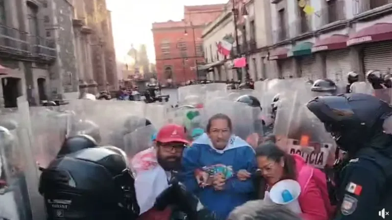 Las autoridades no permitieron que los manifestantes llegaran a la calle de Moneda / Redes Sociales