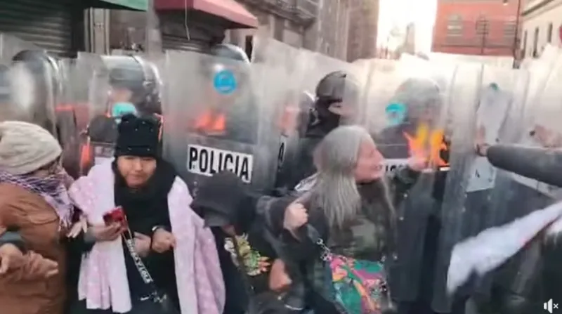 Los inconformes buscaban llegar al conferencia de la presidenta Sheinbaum / Redes Sociales