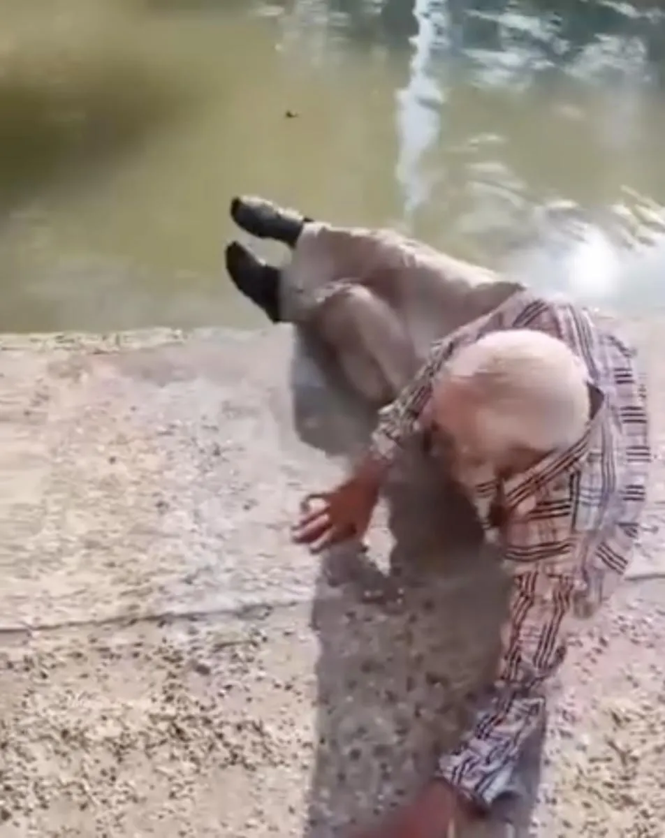 El abuelito estaba de necio que no quería salirse del agua / Redes Sociales