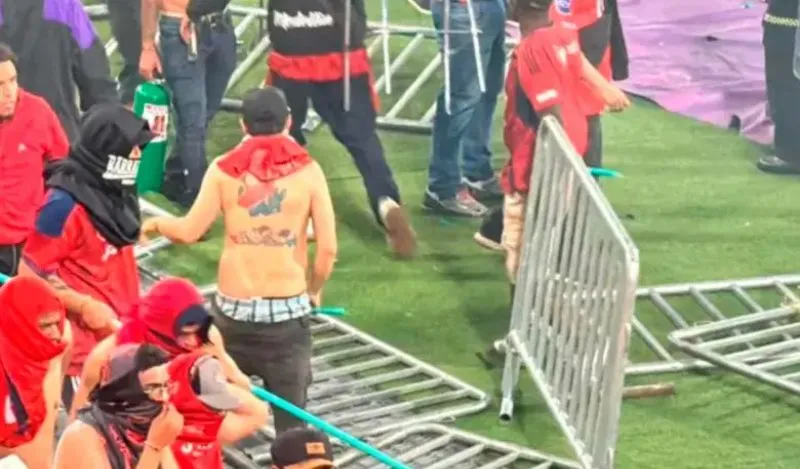 Aficionados provocan disturbios