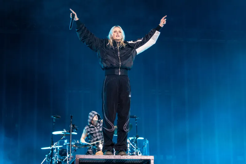 Emily Armstrong sorprendió con su potente voz / Emily Armstrong