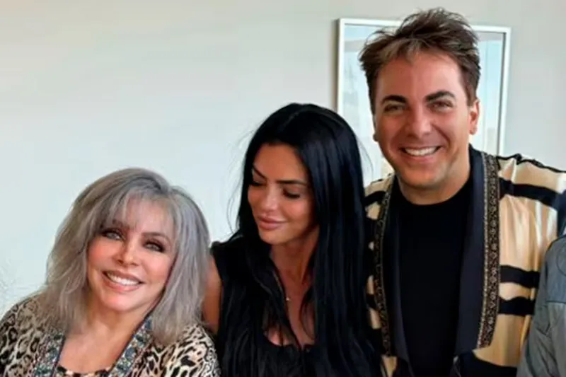 La tensión entre mamá e hijo fue por una esposa del cantante / Redes Sociales