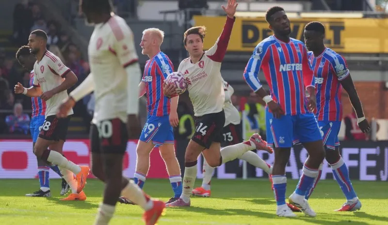 Chiesa anota para Liverpool