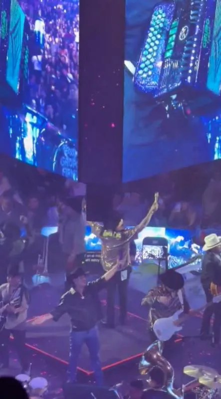 Eduin Caz agradeció a Cuevas las flores que le regalaron / Redes Sociales