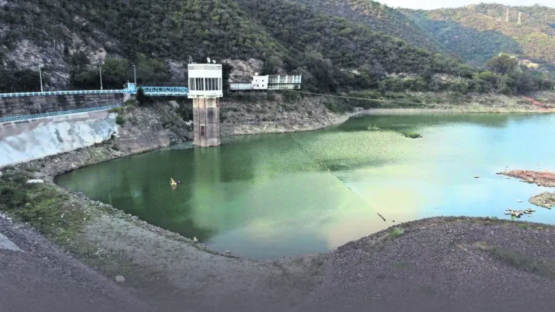 El año pasado, la presa del Cutzamala reportaba sus peores niveles / Redes Sociales