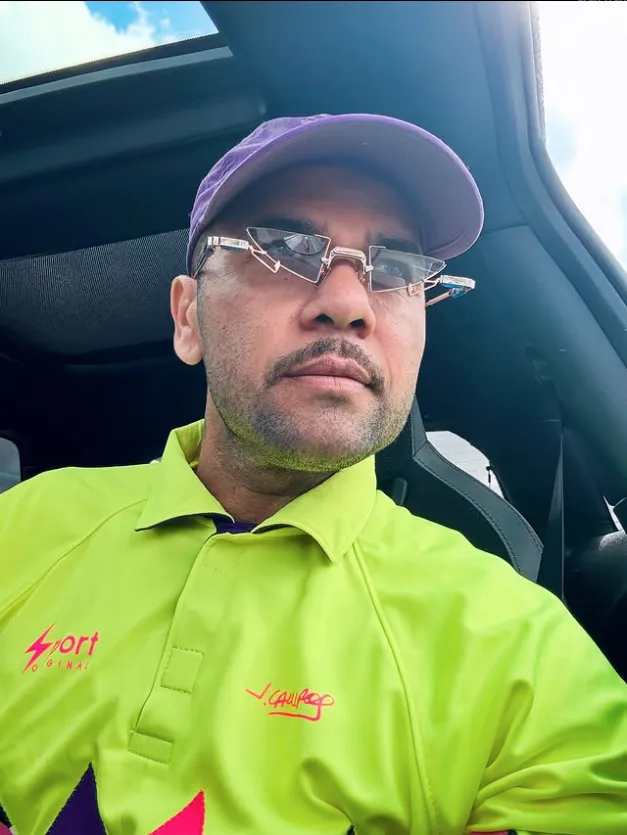 Alves con el jersey de Jorge Campos | @danialves