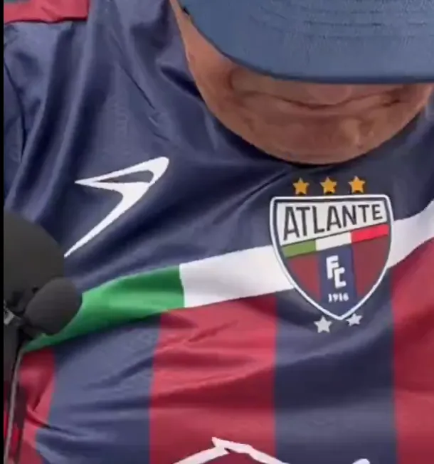 El señor presumió con orgullo su jersey
