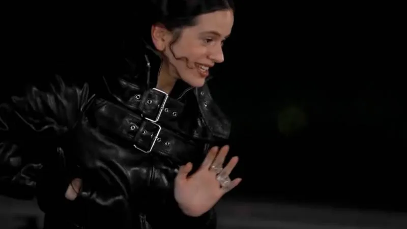 Tras los gritos y el susto, la cantante regresó al set. / Captura de imagen