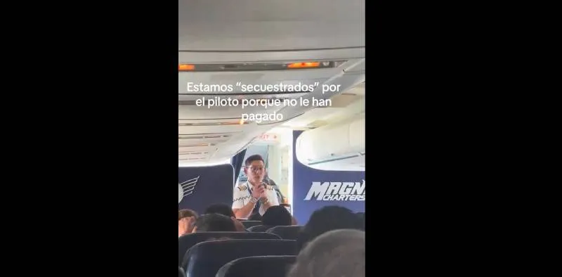 El incidente ocurrió cuando los pasajeros ya se encontraban a bordo del avión con destino programado. / captura de imagen