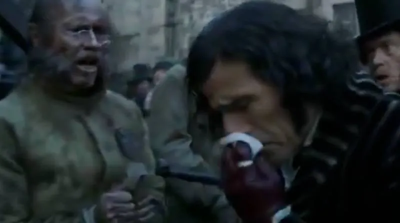 El cameo de Santiago Segura en &quot;Frankenstein&quot;. / Netflix